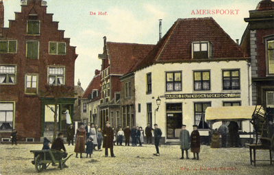 11675 Gezicht op de voorgevels van de panden Hof 9-8 te Amersfoort uit het zuiden; met in het midden de Lavendelstraat ...